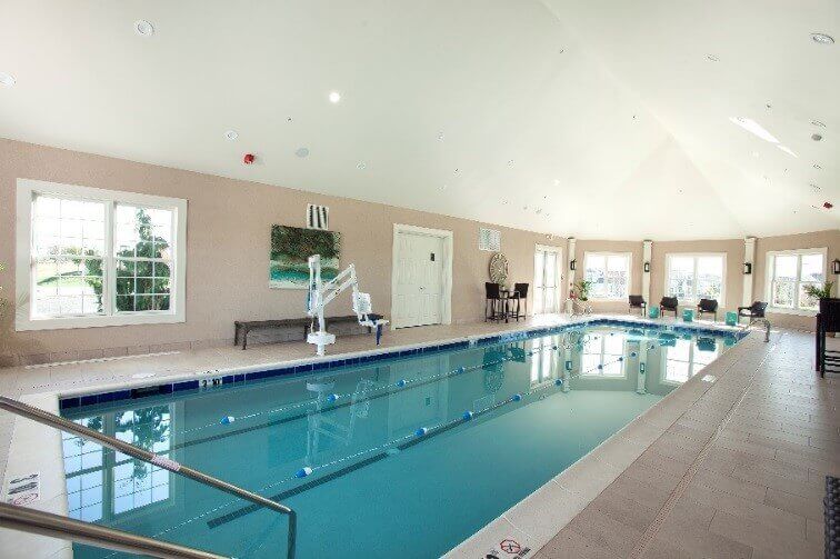 Indoor pool with three swimming lanes and an assistance machine